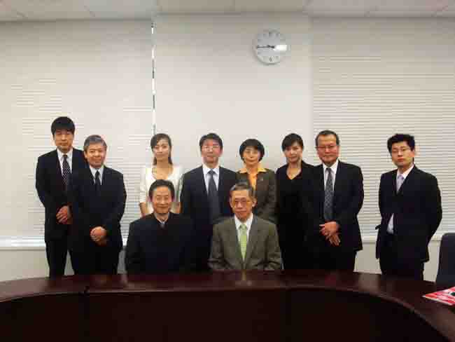 與客戶合影（左前一、我公司董事長）